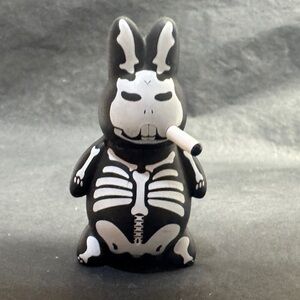 Kidrobot x Kozik: Mystery Minis Blind Box Series 1
Smorkin Labbit - Skeleton